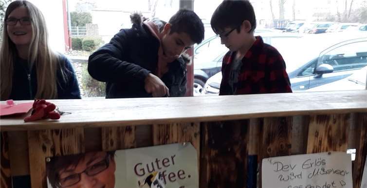 Tatkräftig kochten die Schülerinnen und Schüler Kaffee und Tee für den guten Zweck. privat