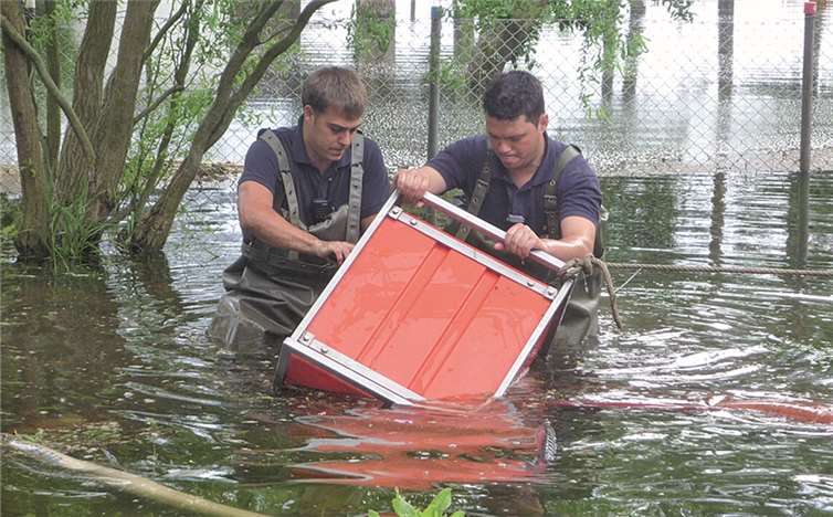Tatkräftig packen die Feuerwehrmänner in den Hochwassereinsatzgebieten mit an. privat