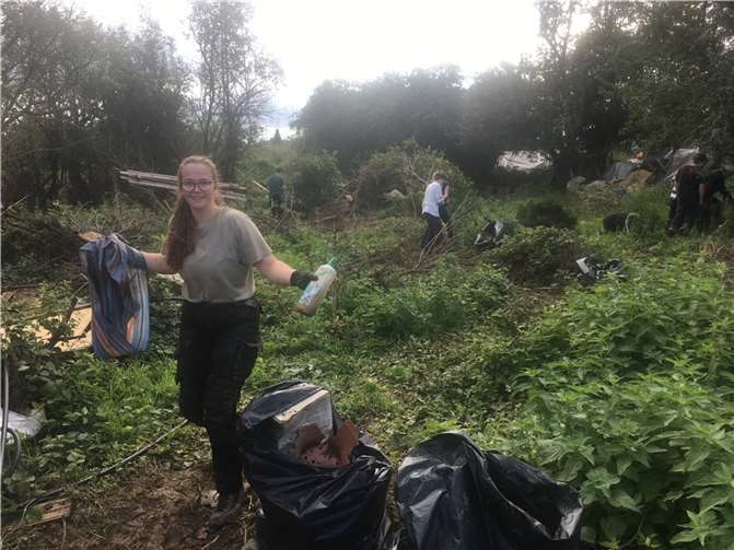 Tatkräftig wurde der Flutmüll aus den Hecken gezogen und zu einem Berg am Wegrand zusammengetragen.