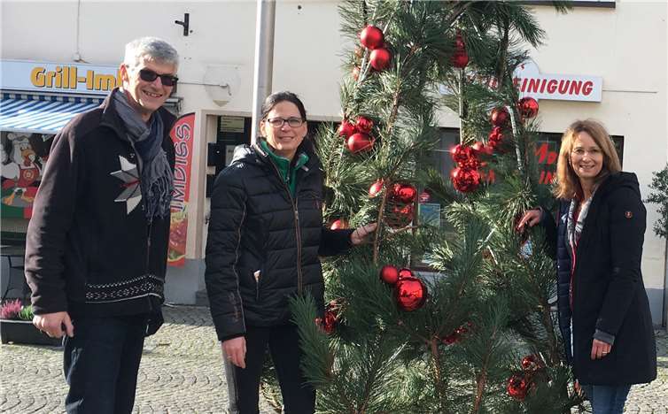Tatkräftig zugange waren Vorstandsmitglieder der Aktivgemeinschaft für die Erweiterung des Sternenzaubers: Vorsitzender Reiner Friedsam, Melanie und Maren Andres (v. l). Fotos: Aktivgemeinschaft Sinzig