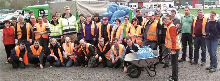 Tatkräftige Unterstützung: Die Mitarbeiter der Caritas Werkstätten St. Johannes im Einsatz auf dem Viehmarktplatz. Caritas Werkstätten St. Johannes