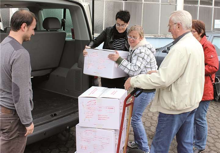 Tatkräftige Unterstützung: Die Mitglieder des Teilhabekreises übergeben die gesammelten Bücher an den Lions-Club. Lokaler Teilhabekreis
