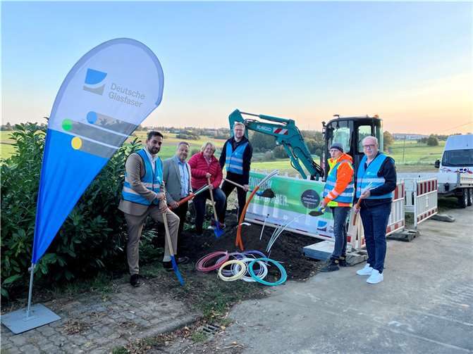 Tatkräftige Unterstützung beim Spatenstich durch (v.l.n.r): Sezer Carikci (Deutsche Glasfaser), Hans-Werner Breithausen (Verbandsbürgermeister VG Rengsdorf-Waldbreitbach), Birgit Haas (Bürgermeisterin Straßenhaus), Andreas Wiebe (Deutsche Glasfaser), Marco Zahn (Deutsche Glasfaser), Werner Müller (Beigeordneter Straßenhaus)  Foto: Gaston Villamil