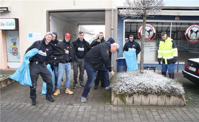 Tatkräftige Unterstützung durch die Junggesellen.