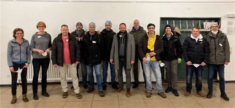 Tatkräftige Unterstützung erhielt das Ärzteteam u.a. von den Männern von Flake, einer kreativen Buschhovener WIR-gemeinschaft, die ihren Ursprung im Fußball fand und sich darüber hinaus unterstützend im Ort engagiert.Foto: privat