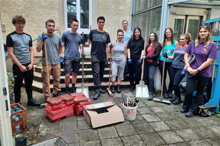 Tatkräftige Unterstützung für Linz: 13 junge Menschen engagierten sich beim fünften IJGD-Workcamp für ein gepflegtes Stadtbild.