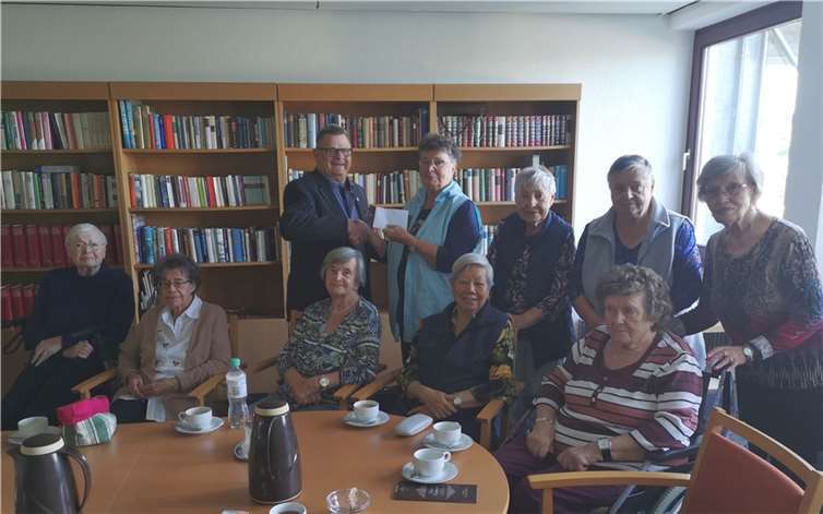 Tatkräftige Unterstützung für die Betreuungsarbeit. Hildegard Aberfeld überreichte eine Spende an Herbert Zins vom Förderverein der Altenzentrum-Sankt-Stephan-Stiftung. Foto: Diana Petrek, Altenzentrum-Sankt-Stephan-Stiftung