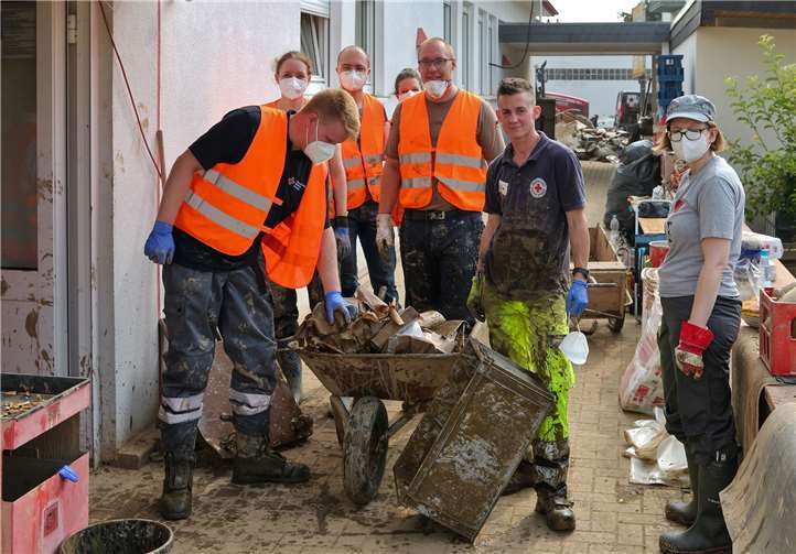 Tatkräftige Unterstützung für die Rotkreuzler der Ahr kam aus der Rotkreuzfamilie: Kräfte des benachbarten DRK Kreisverbandes Bonn e.V. wühlten sich durch den schlammigen Keller der zentralen DRK-Kreisgeschäftsstelle und entmüllten ihn. Die zügige Entfernung des nassen Mülls war wichtig, damit die Feuchtigkeit entweichen ann.Foto: Thorsten Trütgen