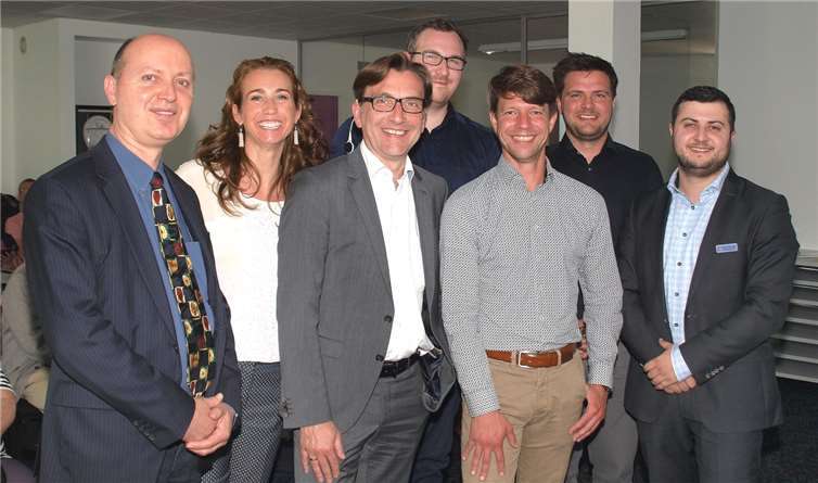 „Taub und trotzdem hören“, so hatte der Verein Treffpunkt Ohr zu einer Infoveranstaltung für elektronische Hörhilfen eingeladen und Vertreter der führenden Hersteller erläuterten die CI-Geräte genauestens: v.li. Dr. Mitsakos, Eva Keil-Becker (Becker-Hörakustik), Andreas Kirsch (Advanced Bionics), Herr Orth (Oticon Medical), Herr Strietzel (Cochlear), Herr Krieger (MED- EL) und Slawa Gorelik (Becker-Hörakustik).)