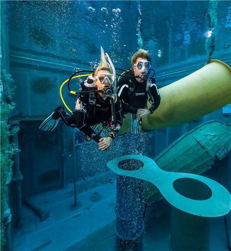 Tauchen sie ein, in das 10 Meter tiefen Becken, mit spannender Unterwasserwelt. Foto: © Tobias Friedrich www.BELOW-SURFACE.com