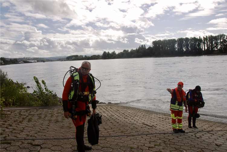 Anspruchsvolles Training: Von Motorausfall bis Strömungsrettung Taucher suchten im trüben Rheinwasser nach einem verlorenen Gegenstand.