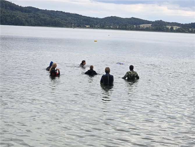 Taucherinnen und Taucher bei der Rettungsübung im Laacher See.  Fotos: Simon Roeser