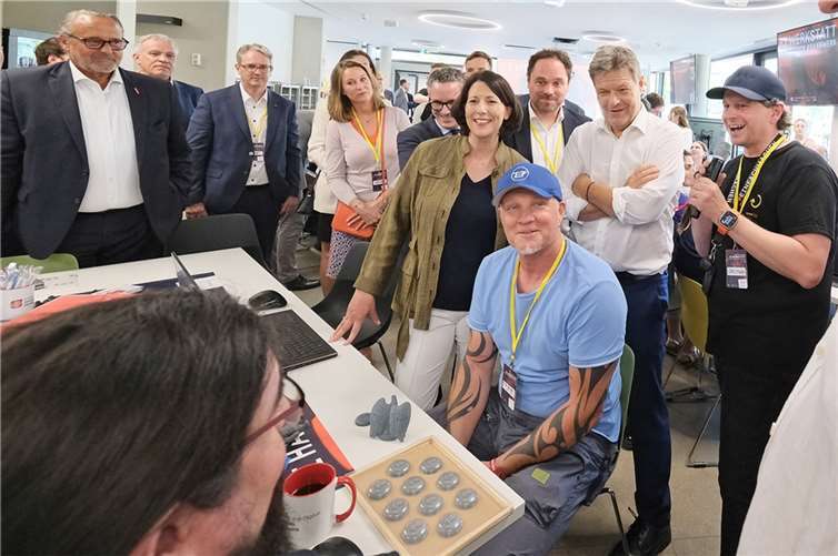 Tauchten bei ihrem Besuch in Koblenz in den laufenden Hackathon der Handwerkskammer ein: Bundeswirtschaftsminister Robert Habeck (2.v.r.) und Landeswirtschaftsministerin Daniela Schmitt (4.v.r.). Fotos: Michael Jordan