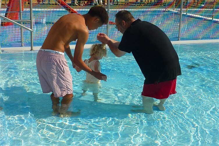 Taufe im Freibad Oberbieber durch Pfarrer Philipp Horn. Kuzerhand wurde der Jordan dafür nach Oberbieber verlegt.