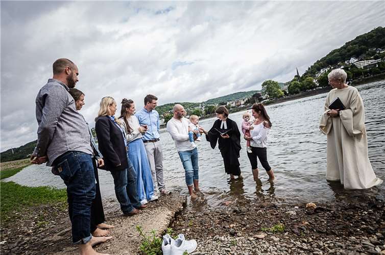 Taufgottesdienst am Rhein.  Foto: Robert Jaworski