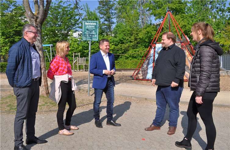 Tauschen sich über die Bewegungsgruppe und deren gelungenen Auftakt aus: v.li. der Erste Beigeordnete Hans Dieter Wirtz, Fachkraft Susanne Eichenseer von „Rückendeckung“, Bürgermeister Holger Jung, Sozialarbeiter Max Biniek von „Rückendeckung“ und die städtische Koordinatorin der Bewegungsgruppe, Jennifer Berger. Quelle: Stadt Meckenheim