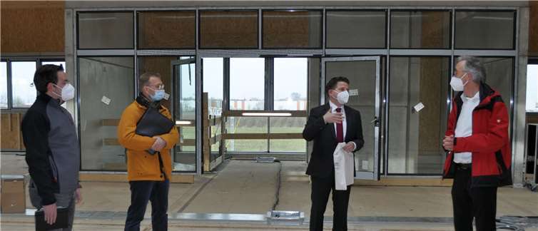 Tauschen sich vor Ort über das ehrgeizige Projekt der Firma Küpper aus, von links: der Filialleiter des neuen Standortes Matthias Hengesbach, Wirtschaftsförderer Dirk Schwindenhammer, Bürgermeister Holger Jung und Peter Küpper, Geschäftsführer der Josef Küpper Söhne GmbH. Foto: Stadt Meckenheim