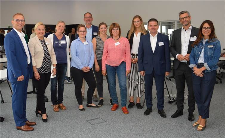Tauschten sich beim Wirtschaftsdialog aus, von links: Wirtschaftsförderer Dirk Schwindenhammer, Silvia Kluth (IHK), Sigrid Braß-Neese (Theodor-Heuss-Realschule), Anna Azzam (Konrad-Adenauer-Gymnasium), Thorsten Bottin (Leiter der Theodor-Heuss-Realschule), Sarah Schmitten (Konrad-Adenauer-Gymnasium), Marion Schrief (Geschwister-Scholl-Hauptschule), Mareike Kleinschmidt (Elettronica), Bürgermeister Holger Jung, Dr. Marcello Mariucci (Geschäftsführer von Elettronica) und Michaela Villani (Elettronica). Foto: Jan Dahmen