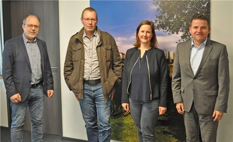 Tauschten sich im Rathaus aus, von links: Heinz-Peter Witt (Technischer Beigeordneter), Kreislandwirt Dietmar Tüschenbönner, Kreisstellen-Geschäftsführerin Anna Maister und Bürgermeister Holger Jung. Foto: Stadt Meckenheim