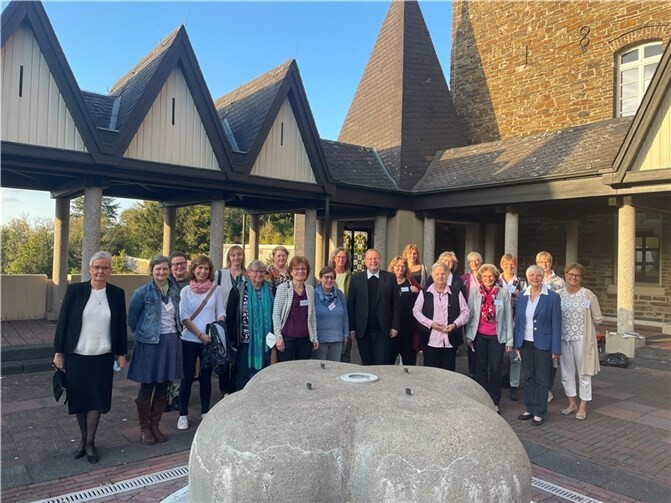 Tauschten sich in Waldbreitbach mit Dr. Georg Bätzing, Bischof von Limburg und Vorsitzender der Deutschen Bischofskonferenz (re.) aus: die 15 Teilnehmerinnen des Fortbildungskurses „Diakonische Leitungsdienste für Frauen in der Kirche“ sowie Schwester Edith-Maria Magar, Generaloberin der Waldbreitbacher Franziskanerinnen (li.).Quelle: Waldbreitbacher Franziskanerinnen