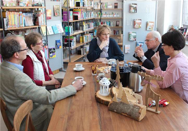 Tauschten sich in den Vorzeige-Räumlichkeiten der Stadtbücherei Lahnstein aus (v.l.n.r.): Arnold Hoffmann (Bürgermeister der Stadt Adenau), Helga Kaul (Stadtbücherei Adenau), Heike Handlos (Stadtbücherei Lahnstein), Lahnsteins Oberbürgermeister Peter Labonte und Silvia Rüdell (Stadtbücherei Lahnstein).Foto: Alexandra Schäfer/Stadtverwaltung Lahnstein