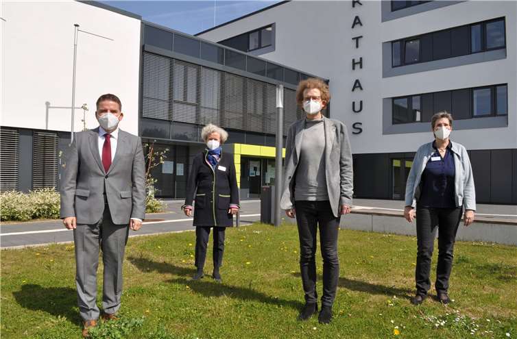 Tauschten sich intensiv miteinander aus, von links: Bürgermeister Holger Jung, Christine von Gadow, Prof. Dr. Lukas Radbruch und Claudia Wilmers.Quelle: Stadt Meckenheim
