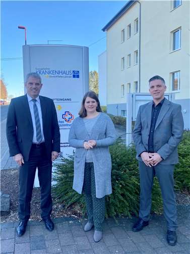 Tauschten sich konstruktiv über wichtige Eckpunkte der medizinischen Versorgung im ländlichen Raum aus (v.l.n.r.): Guido Wernert (KHDS-Geschäftsführer), Alexandra Marzi (Bürgermeisterin der Verbandsgemeinde Wirges) und Jörg Geenen (stv. KHDS-Geschäftsführer). Foto: Anja Nassen