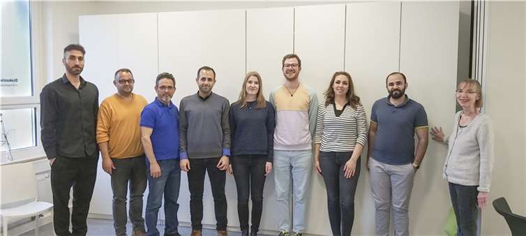 Tauschten sich mit Bürgermeister Peter Jung und Sozialamtsleiterin Regina Berger aus: (von links) Integrationslotse Amin Valizadeh, Wohnraumkoordinator Jörg Dickenschied, Integrationsloste Ghulam Omar, Sozialarbeiterin Sanja Heune, Sozialarbeiter René Lehmann sowie die Integrationslotsen Noura Ibrahim und Molham Almrie mit Renate Schäning, Geschäftsführerin Diakonie Neuwied. Foto: Stadt Neuwied/Regina Berger