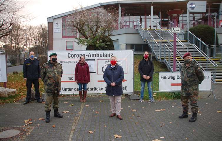 Tauschten sich nach dem Besuch der in Corona-Ambulanz und Testzentrum eingesetzten Soldaten über die Zivil-Militärische Zusammenarbeit aus: v.l. Markus Obel (Stellvertretender Leiter Feuerwehr Koblenz), Oberstleutnant Hansjörg Schütz, Katrin Heepenstrick (Stadt Koblenz/Corona-Ambulanz), Bürgermeisterin Ulrike Mohrs, Yannik Heller (Stadt Koblenz/Corona-Ambulanz), Major Udo Güttner.Quelle: Stadt Koblenz