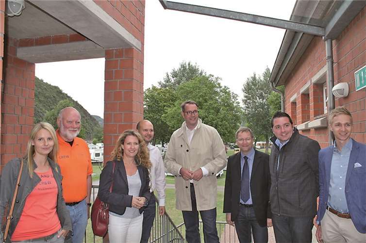 Tauschten sich über das abgestimmte touristische Angebot auf dem „Mosel Island“ in Treis aus (v.l.): Katrin Hegewald, Peter Wich-Glasen, Staatssekretärin Heike Raab, Björn Hundertmark, SPD- Fraktionsvorsitzender Alexander Schweitzer, Hans Peter Schnorpfeil, Landtagsabgeordneter Benedikt Oster und Simon Schnorpfeil.privat