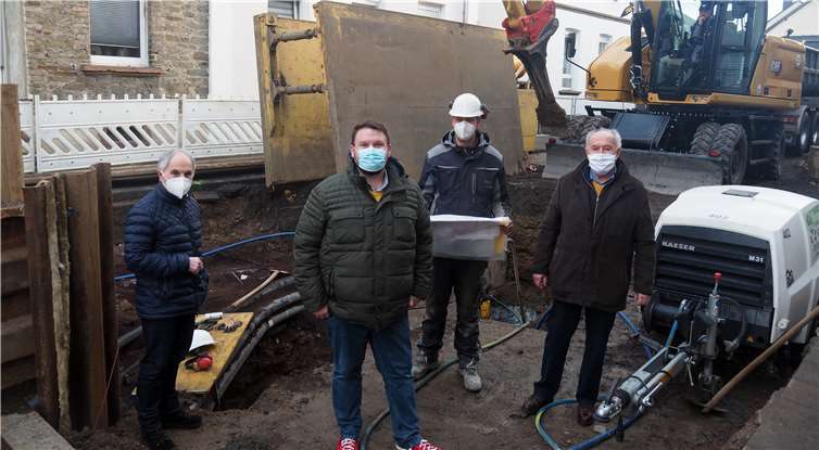 Tauschten sich über den Stand der Sanierungsmaßnahme aus v.l.: Siegfried Pösch von den Stadtwerken, Bürgermeister Christoph Mohr, Markus Gutgesell von der Firma Börger und der Erste Beigeordnete Bernhard Wiemer.Quellen: Stadt Bendorf
