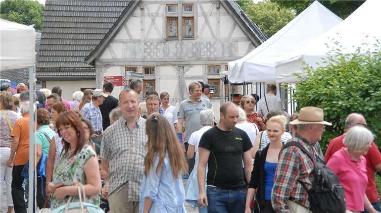 Tausende Besucher schlenderten durch die romantischenGassen der historischen Altstadt von Höhr-Grenzhausen.