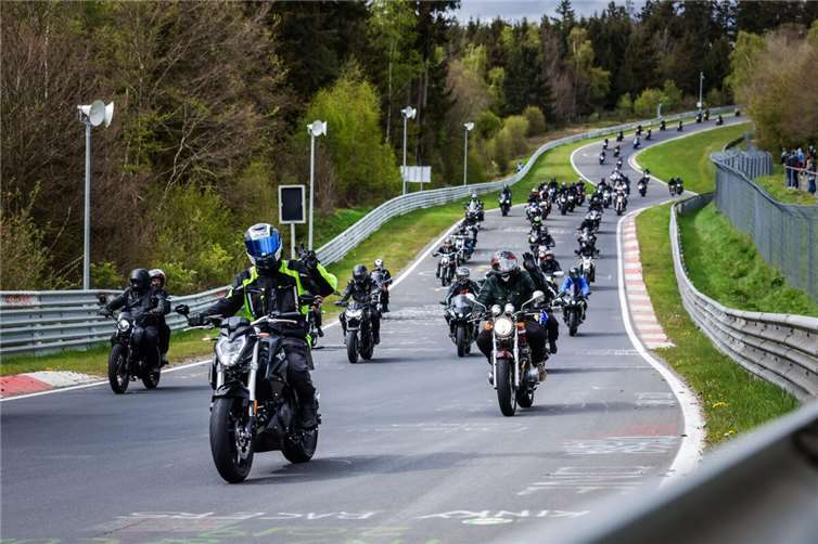 Tausende Motorradfahrer werden alljährlich beim traditionellen Saisonauftakt „Anlassen“ auf der Nürburgring-Nordschleife erwartet. Foto: Gruppe C | Patrick Karbownik