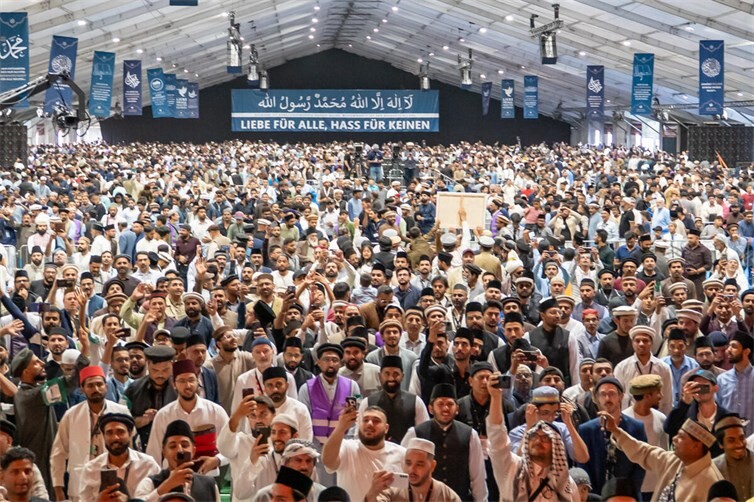 Tausende Muslime versammelten sich zur größten, regelmäßig stattfindenden Versammlung von Muslimen in Europa in Mendig