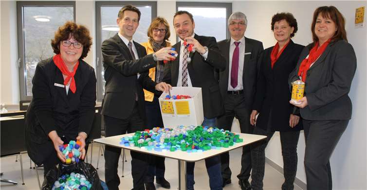 Tausende Schraubverschlüsse konnten schon gewinnbringend für die Aktion“PolioPlus“ des Rotary-Clubs Cochem gesammelt werden. In der Cochemer Sparkasse zog man kürzlich eine positive Zwischenbilanz.TE