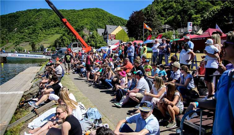 Tausende Zuschauer waren gekommen, umdas Motorsport-Spektakel vom Moselufer aus zu erleben.