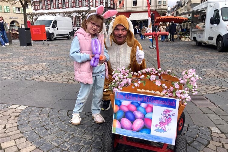 Tausende bunt gefärbte Ostereier und Luftballonfiguren verteilte der Osterhase entlang der Verkaufsmeile an kleine und große Besucher des Mayener Oster-Frühlingsevents.