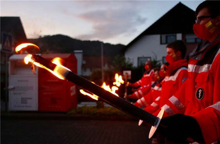 Tausende internationale Angehörige der Rotkreuz- und Rothalbmond-Gesellschaften beteiligen sich jedes Jahr um den 24. Juni an der Fiaccolata. Auch der Kreisverband Neuwied ist dabei, symbolisch den Rotkreuz-Gedanken mit der Flamme weiterzugeben.Foto: privat