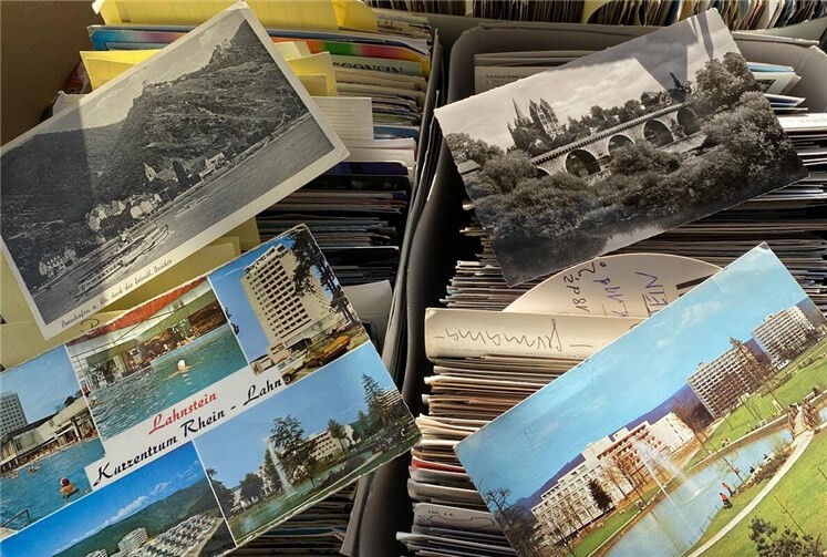 Tausende von Postkarten spendete Doris Schmidt dem Internationalen Kolpingwerk