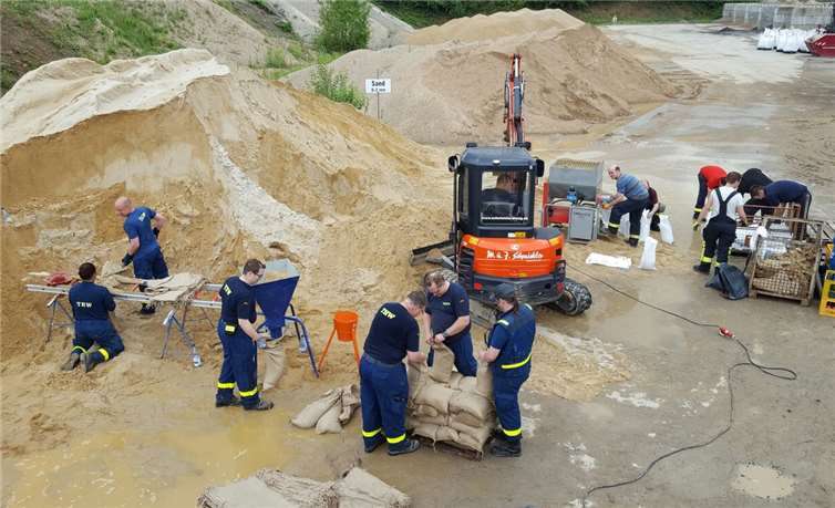 Tausende von Sandsäcken wurden zur Bekämpfung des Hochwassers befüllt. privat