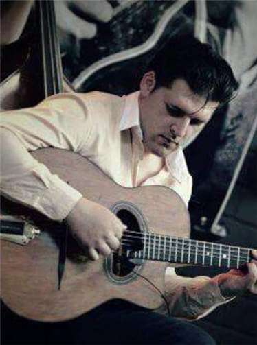 Taylor Paucken spielt die Solo-Gitarre. Privat