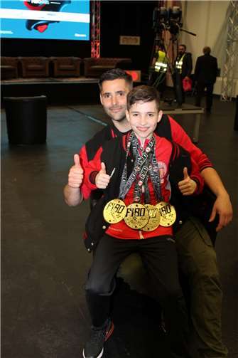 Taylor Schmitz mit stolzem Vater.