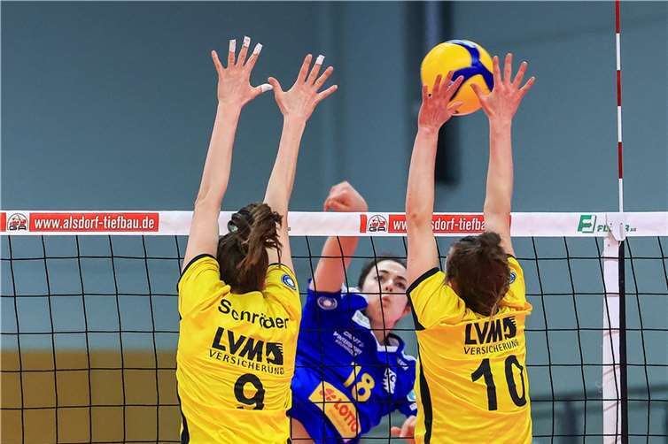 Taylor Slover scheitert diesmal am Block des USC. Foto: Tobias Jenatschek