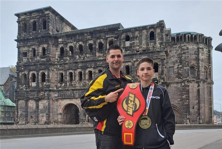 Taylor und Thomas Schmitz mit WM-Titelgürtel vor der Porta Nigra in Trier.Foto:Kampfsportschule Fidelis 