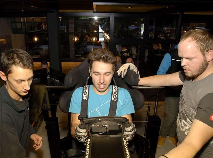 Team 1 Liga 2, v.l. Fabian Klein, Paul Diederich und Michael Baur bei den Vorbereitungen zum Rennen.