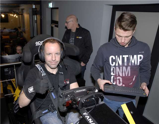 Team 2 Liga 2, im Simulator sitzend Achim Feinen, rechts Oliver Sot bei den Vorbereitungen und Einstellungen zum Rennen.