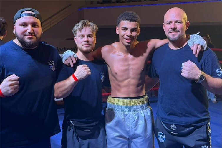 Team Boxclub Ahrtal nach überzeugendem Turniersieg, (v.r. David Boskovic, Steven Imeh, Alexander Harrop, Onur Yardim)