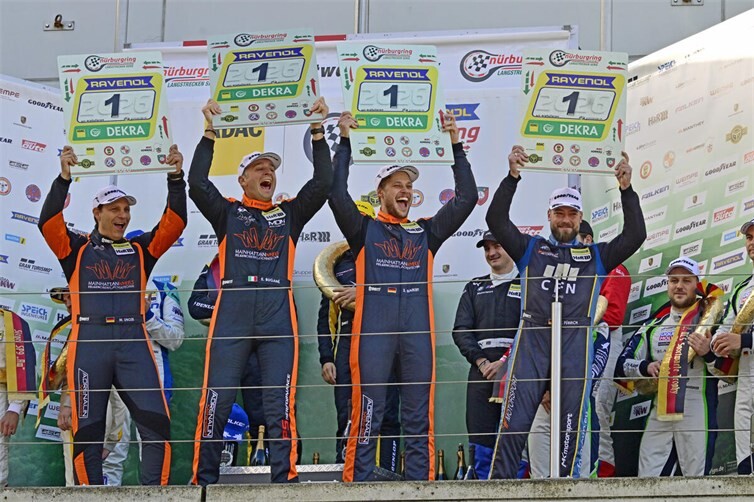 Team Chef Matthias Unger (v.li.) Edoardo Bugane, Sven Markert und Yannick Fübrich sicherten dem Team von Adrenalin Motorsport die NLS-Meisterschaft 2026.Foto: BURG