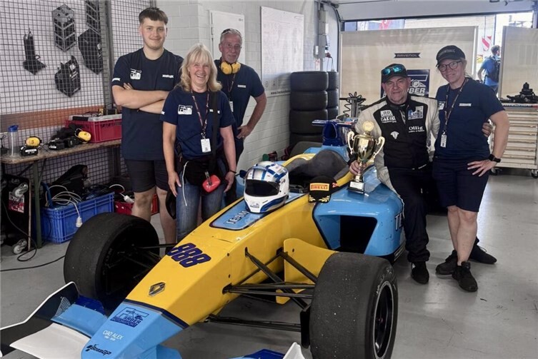Team Färber Motorsport mit ihrem 3,5-Liter-World Series Renault.