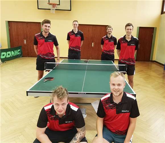 Team-Foto im Zeichen der Pandemie: Das Team der SG Sinzig/Ehlingen mit Christian Ehlers, Phillip Guse (hinten), Henrik Euteneuer, Nils Damke (am Netz) und Jonas Sonntag, Marcel Hippchen (vorne) landete am Samstag in der Jahnhalle den ersten Saisonsieg. Foto: BL